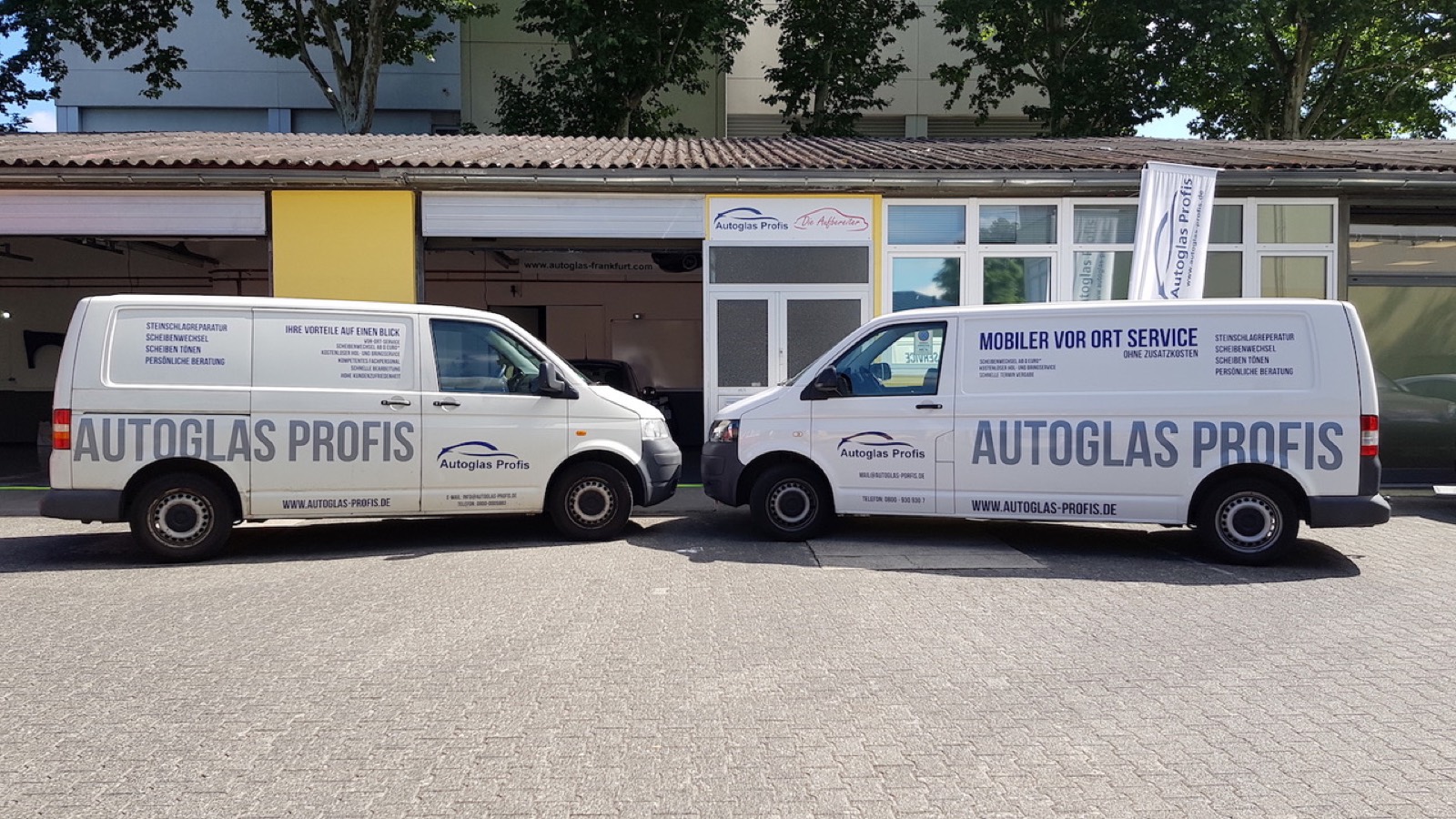 Zwei Servicefahrzeuge der Autoglas Profis vor dem Betrieb